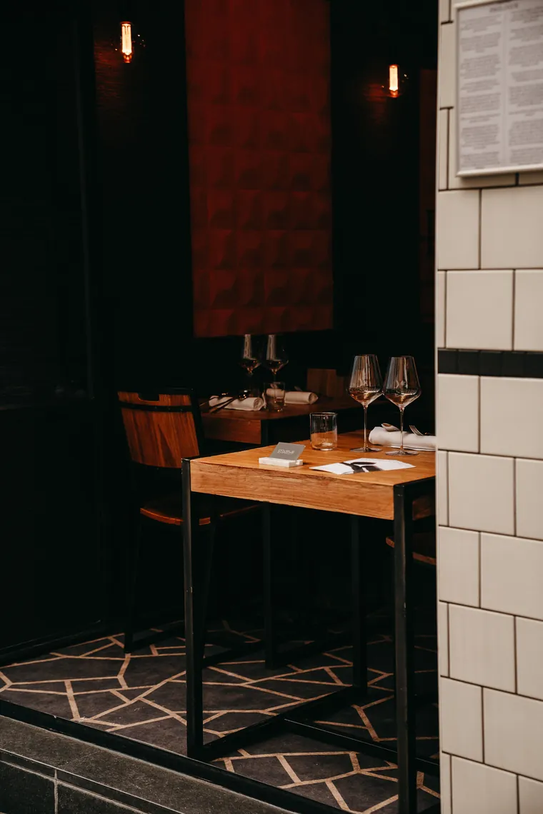 Salle et cuisine ouverte de Double Impact